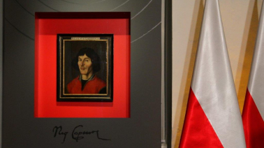 Na zdjęciu: portret Mikołaja Kopernika w czerwonej dodatkowej ramie, obok flaga biało-czerwona