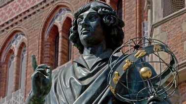 Zdjęcie przedstawia pomnik Mikołaja Kopernika w Toruniu