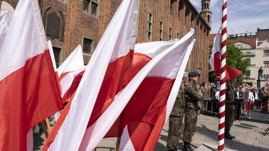 flagi i żołnierze podczas święta 3 Maja, fot. Wojtek Szabelski