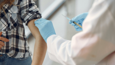 Na zdjęciu pracownik ochrony zdrowia wykonuje szczepienie