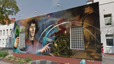 Wizyualizacja przedstawia mural z Mikołajem Kopernikiem na ścianie Szpitala Miejskiego w Toruniu