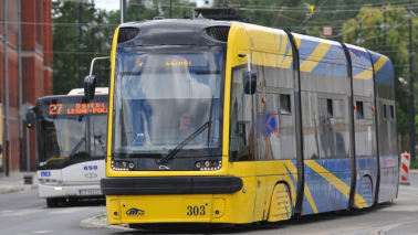 Na zdjęciu: tramwaj miejski w żółto-niebieskich barwach