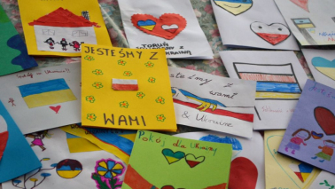 Na zdjęciu: kolorowe kartki przygotowane przez dzieci dla uchodźców