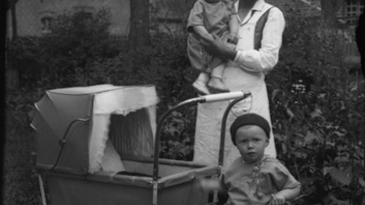 Matka z wózkiem i dwójką małych dzieci, Bory Tucholskie lata 30-te XX wieku