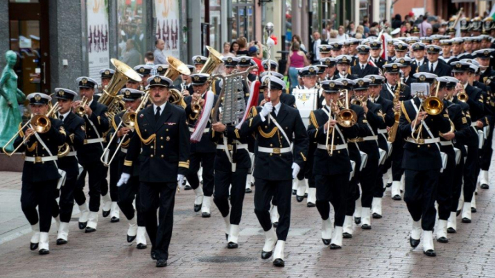 Orkiestra Akademii Marynarki Wojennej w Gdyni podczas parady na ul. Szerokiej w Toruniu.