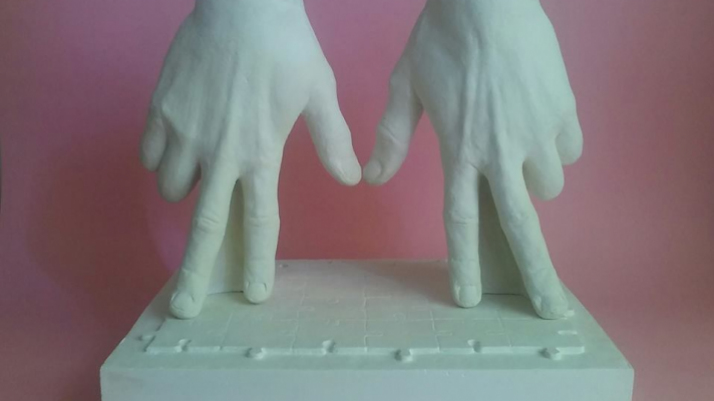 Rzeźba "Dwóch szczęśliwych ludzi trzyma się za ręce. Co zrobisz Ty, 2018,T. Rogaliński