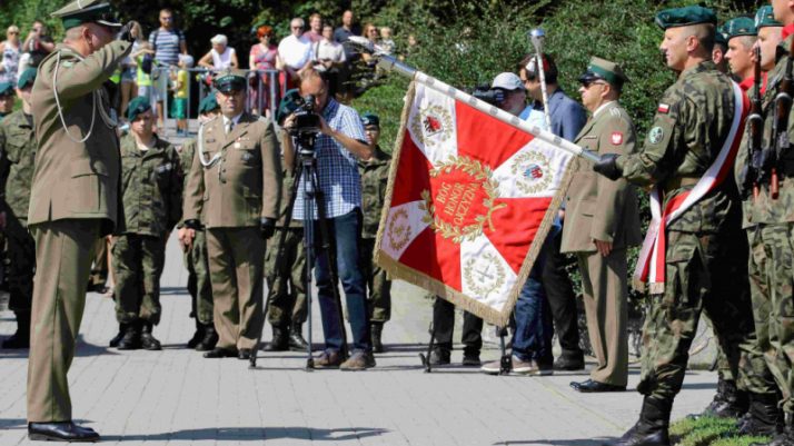 Oficer Wojska Polskiego salutuje sztandarowi Garnizonu Toruń.