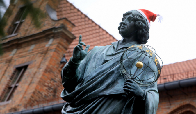 Na zdjęciu: pomnik Mikołaja Kopernika ubrany w czerwoną czapkę św. Mikołaja