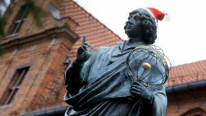 Na zdjęciu: pomnik Mikołaja Kopernika ubrany w czerwoną czapkę św. Mikołaja