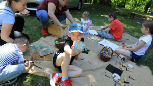 Na zdjęciu: uczestnicy pikniku ekologicznego w parku podczas warsztatów