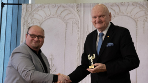 Na zdjęciu: prezydent Michał Zaleski odbiera z rąk Roberta Olkowskiego niewielką złotą statuetkę