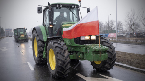 Na zdjęciu: Zielony traktor z biało-czerwoną flagą