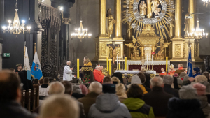 Na zdjęciu: ludzie w kościele, widać złoty ołtarz