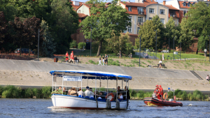 Na zdjęciu: łódka Katarzynka płynie po Wiśle, w tle bulwar