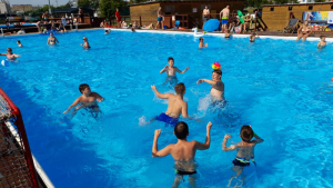 Na zdjęciu: dzieci bawią się w basenie zewnętrznym