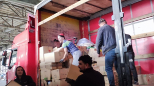 Na zdjęciu: trwa rozpakowywanie darów od torunian w Łucku