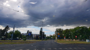 Na zdjęciu: czarne burzowe chmury nad skrzyżowaniem