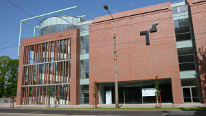 Na zdjęciu: potężny budynek Centrum Sztuki Współczesnej Znaki Czasu