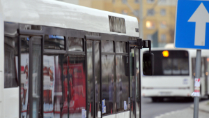 Na zdjęciu: fragment białego autobusu miejskiego