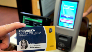 Na zdjeciu: propotyp Toruńskiej Karty Miejskiej w tle czytnik kart