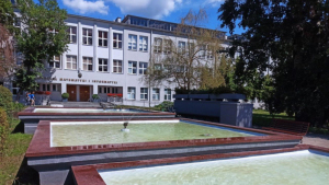Na zdjęciu: wyremontowana fontanna przy ul. Chopina, w tle Wydział Matematyki i Informatyki
