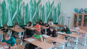 Na zdjęciu: uczniowie w nowych ławkach w ekopracowni