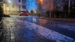Zdjęcie przedstawia lód na chodniku.