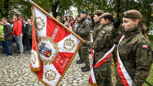 Żołnierki z pochylonym sztandarem Koła AK w Toruniu