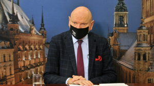 Prezydent Michał Zaleski podczas konferencji prasowej, ubrany w maseczkę