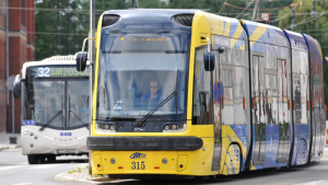 Na zdjęciu: tramwaj miejski, w tle biały autobus miejski