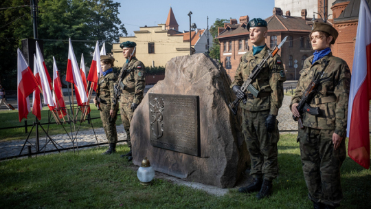 Na zdjęciu: żołnierze pełnią wartę przy obelisku w dzień Polskiego Państwa Podziemnego 
