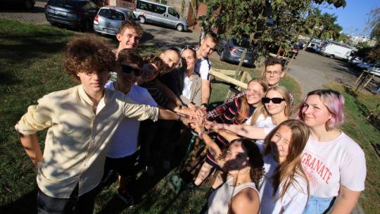 Na zdjęciu: nastolatkowie- członkowie Młodzieżowej Rady Miasta stoją przy świeżo zasadzonym drzewie