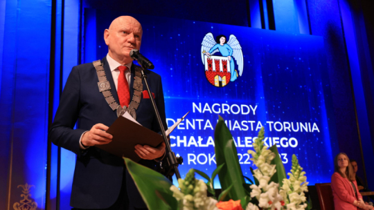 Na zdjęciu: prezydent Michał Zaleski w łańcuchu miejskim przemawia na scenie
