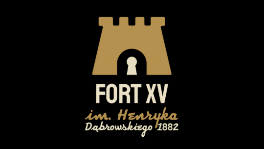Na zdjęciu symbol fort z napisem Fort XV im. Henryka Dąbrowskiego 1882