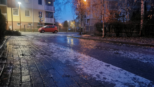 Zdjęcie przedstawia lód na chodniku.