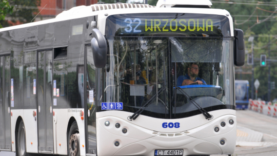 Na zdjęciu: biały autobus MZK