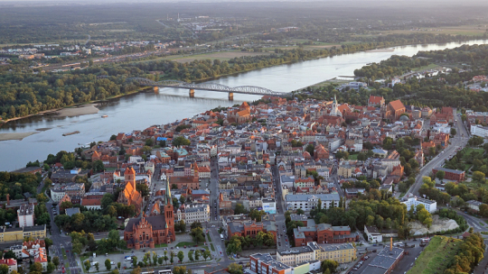 Zdjęcie przedstawia widok z lotu ptaka na Toruń