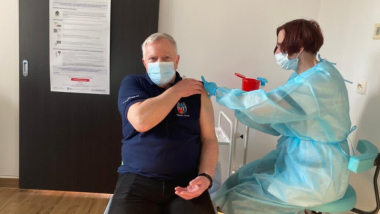 Na zdjęciu zastępca prezydenta Torunia Zbigniew Fiderewicz przyjmuje dawkę szczepionki