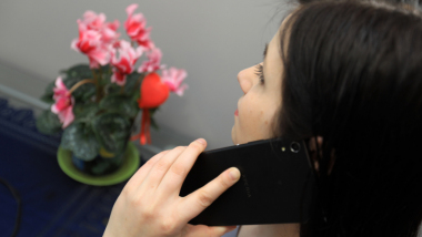 Na zdjęciu widac kobietę rozmawiającą przez telefon