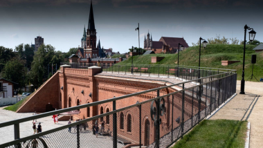 Widok na Muzeum Twierdzy Toruń z wysokości okalających go bastionów