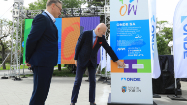 Na zdjęciu prezydent Michał Zaleski uruchamia filtr antysmogowy, obok stoi Marcin Szerszeń, wiceprezes zarządu ONDE SA