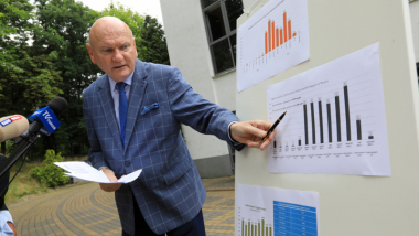 Na zdjęciu prezydent Michał Zaleski wskazuje długopisem na wykres