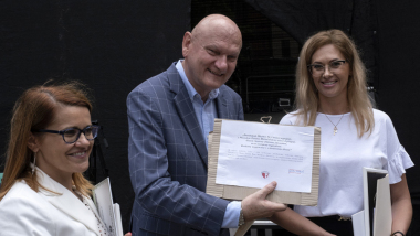 Prezydent Michał Zaleski wręcza symboliczny czek zwycięskiej szkole