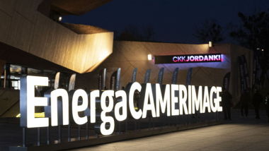 Na zdjęciu: napis świetlny EnergaCAMERIMAGE przed CKK Jordanki