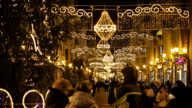Na zdjęciu: iluminacja świąteczna zawieszona nad ulicą Szeroką
