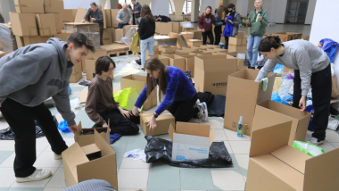 Na djęciu: wolontariusze pakują rzeczy ze zbiórek do kartonów