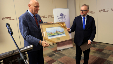 Na zdjęciu: prezydent Michał Zaleski wręcza grafikę z panoramą torunia mecenasowi Ryszardowi Wilmanowiczowi