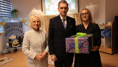 Zastępca prezydenta Adrian Mól na ręce dyrektorki Przedszkola nr 6 Doroty Pesty wręczył prezent - komplet zabawek dla dzieci uczęszczających do placówki.