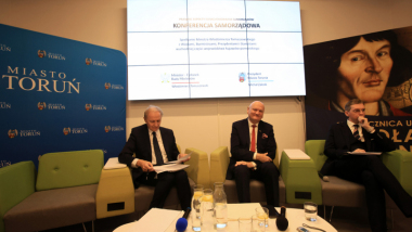 Na zdjęciu: gospodarze konferencji samorządowej - ministem Włodzimierz Tomaszewski, Prezydent Michał Zaleski i jego zastępca Adrian Mól