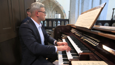 Błażej Musiałczyk grający na organach barokowych katedry, fot. S.Kowalski
